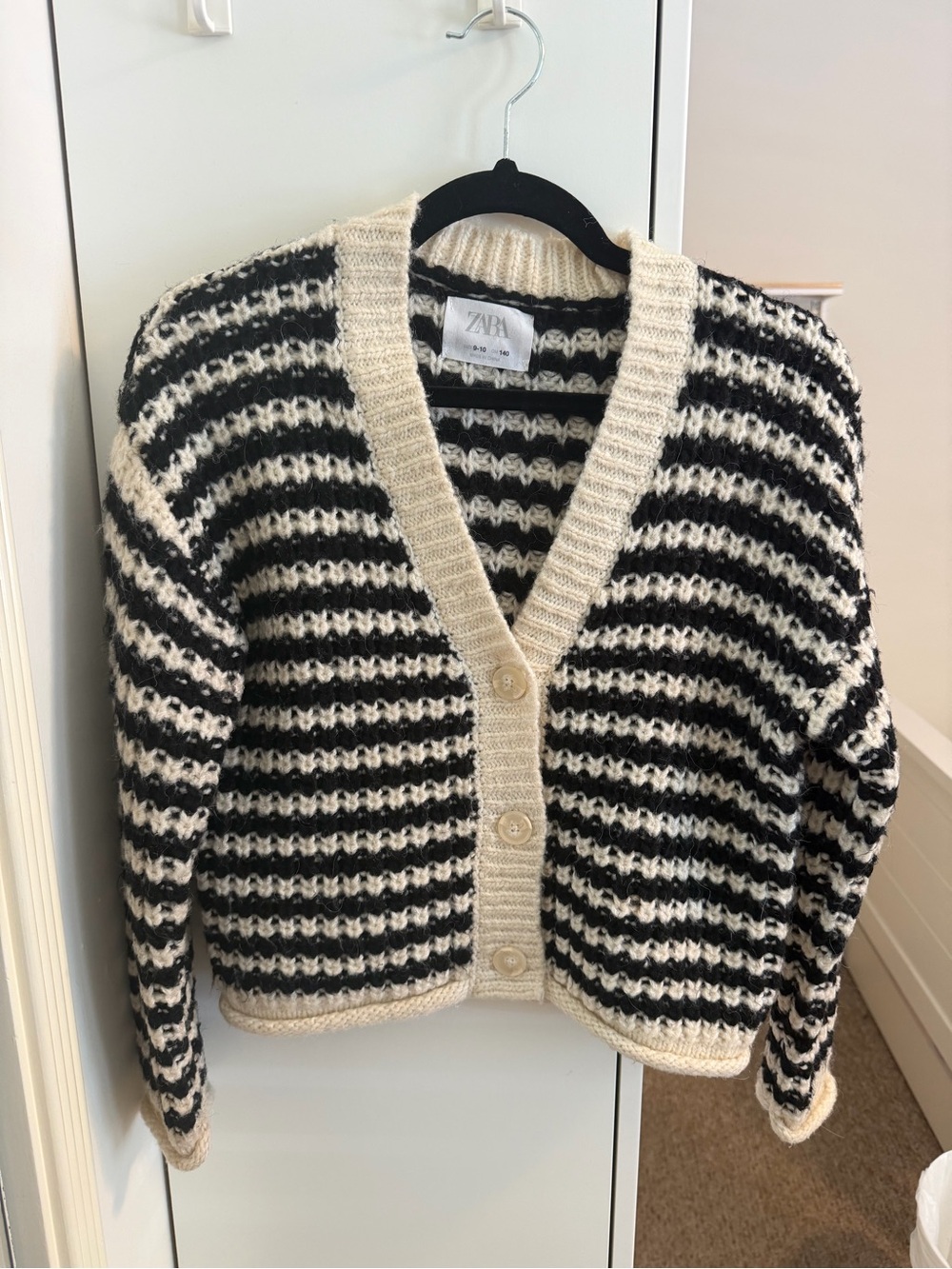 Zara Black and Cream Striped Knit V-Neck Button Cardigan. Size 9/10 (kids)